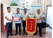 优质服务 | 改善居民生活环境，村委敬送锦旗表心意